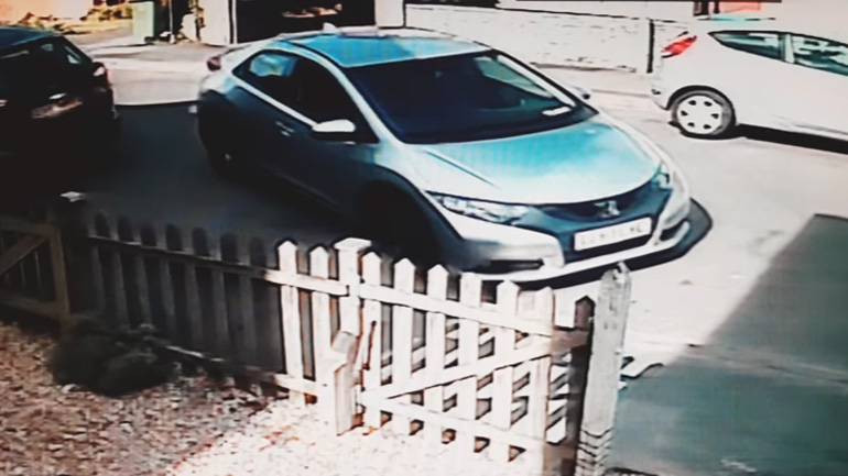 Επί 8 λεπτά προσπαθούσαν να παρκάρουν!